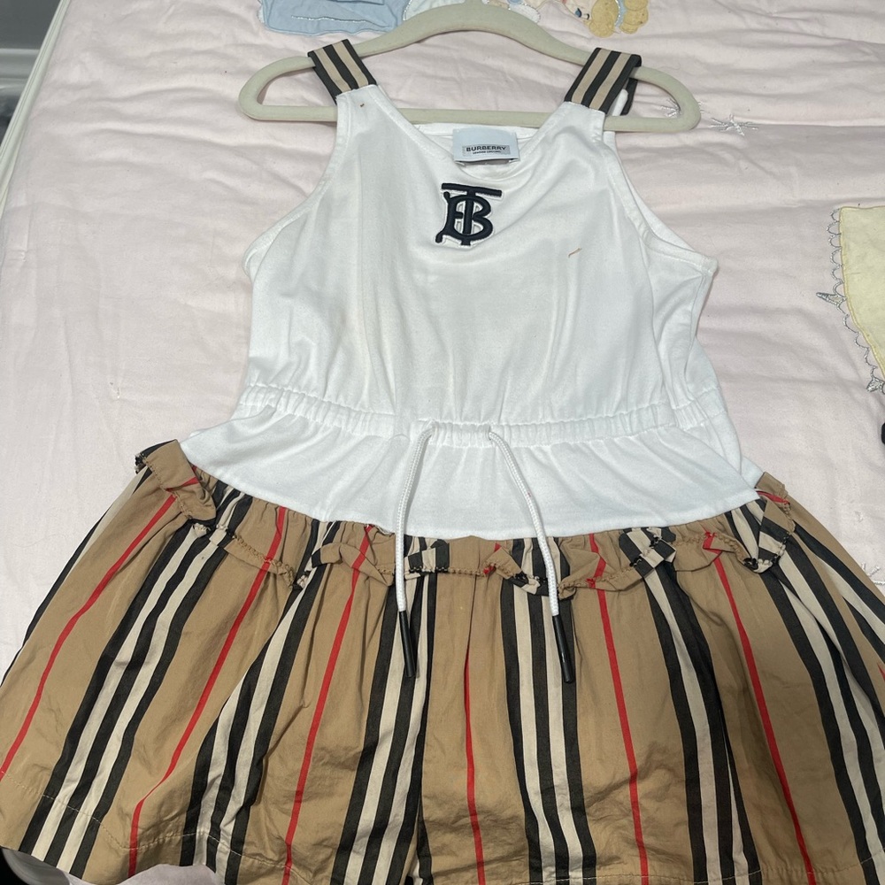 Girls Burberry jumpsuit 6-7 years old. In excellebt condition